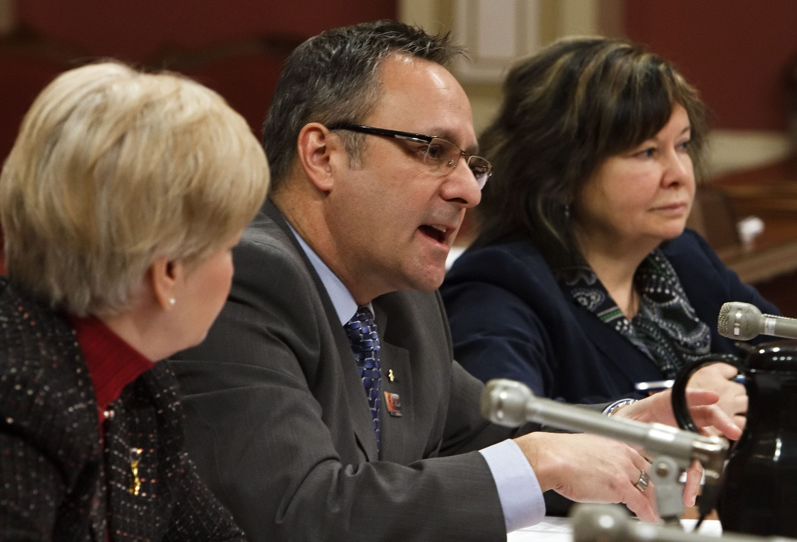 Mme Louise Mercier, vice-présidente FTQ représentant les femmes, M. Daniel Boyer, secrétaire général de la FTQ et Mme Carole Gingras, directrice du Service de la condition féminine de la FTQ.
