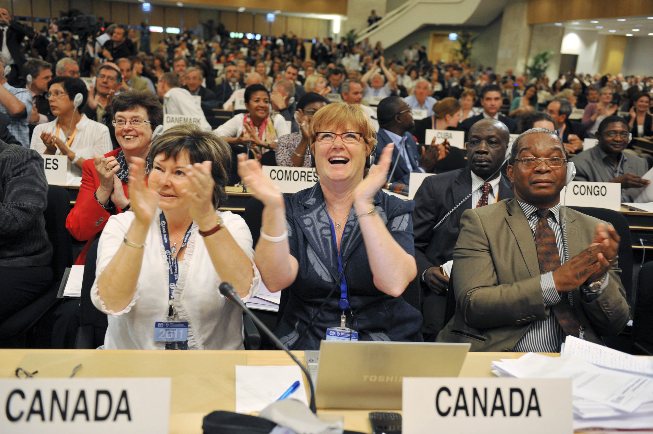 Carole Gingras FTQ et Barbara Byers CTC Genève 16 juin 2011- adoption Convention internationale travailleuses domestiques